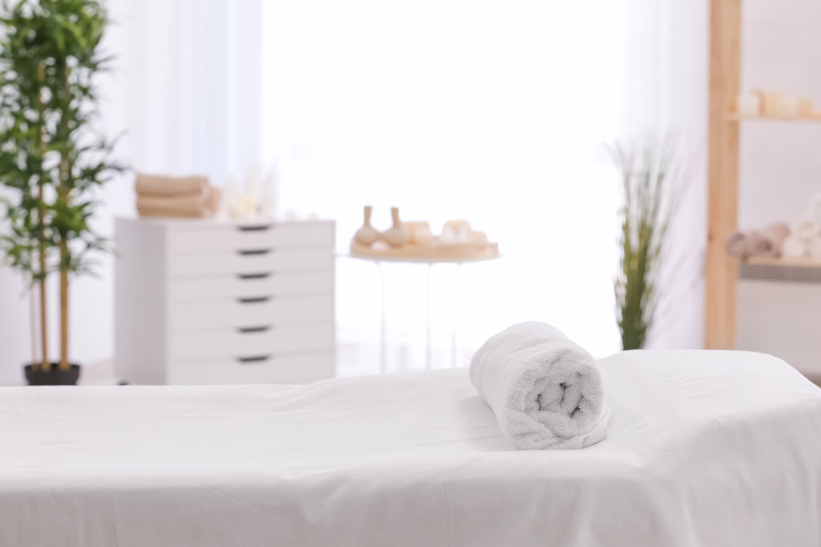 Vorbereiteter Massagetisch im Thai Massagestudio Golden Elephants