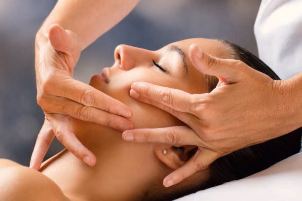 Revitalisierende Gesichtsmassage mit Anti-Aging-Wirkung