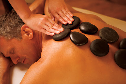 Hot-Stone-Massage mit erwärmten Basaltsteinen