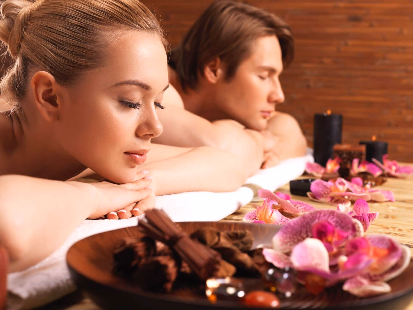 Partnermassage im exklusiv für Paare gestalteten Massageraum